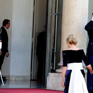 Jill Biden avait également une robe très élégante. 
Brigitte Macron et son mari Emmanuel, Joe Biden et sa femme Jill - Dîner d'état en l'honneur du président des Etats-Unis et sa femme au palais de l'Elysée à Paris, à l'occasion de leur visite officielle en France. Le 8 juin 2024 © Jacovides-Moreau / Bestimage 