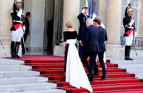 Jill Biden avait également une robe très élégante. 
Brigitte Macron et son mari Emmanuel, Joe Biden et sa femme Jill - Dîner d'état en l'honneur du président des Etats-Unis et sa femme au palais de l'Elysée à Paris, à l'occasion de leur visite officielle en France. Le 8 juin 2024 © Jacovides-Moreau / Bestimage 