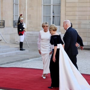 Les deux couples ont posé devant l'Elysée.
Brigitte Macron et son mari Emmanuel, Joe Biden et sa femme Jill - Dîner d'état en l'honneur du président des Etats-Unis et sa femme au palais de l'Elysée à Paris, à l'occasion de leur visite officielle en France. Le 8 juin 2024 © Jacovides-Moreau / Bestimage 