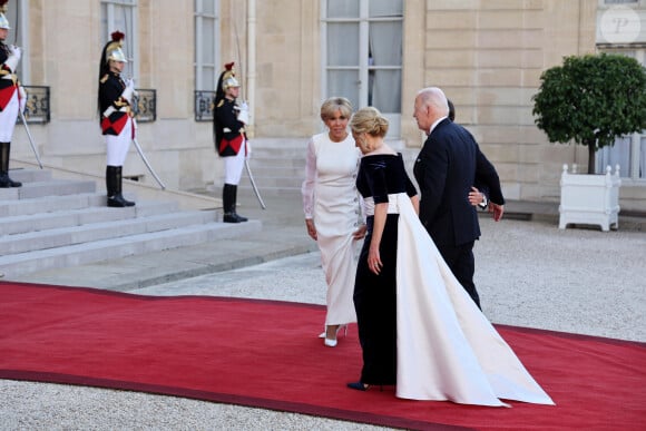 Les deux couples ont posé devant l'Elysée.
Brigitte Macron et son mari Emmanuel, Joe Biden et sa femme Jill - Dîner d'état en l'honneur du président des Etats-Unis et sa femme au palais de l'Elysée à Paris, à l'occasion de leur visite officielle en France. Le 8 juin 2024 © Jacovides-Moreau / Bestimage 