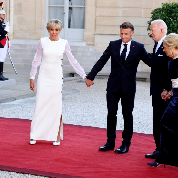 Brigitte Macron et son mari Emmanuel, Joe Biden et sa femme Jill - Dîner d'état en l'honneur du président des Etats-Unis et sa femme au palais de l'Elysée à Paris, à l'occasion de leur visite officielle en France. Le 8 juin 2024 © Jacovides-Moreau / Bestimage 