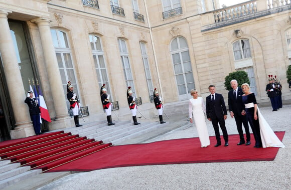 Brigitte Macron et son mari Emmanuel, Joe Biden et sa femme Jill - Dîner d'état en l'honneur du président des Etats-Unis et sa femme au palais de l'Elysée à Paris, à l'occasion de leur visite officielle en France. Le 8 juin 2024 © Jacovides-Moreau / Bestimage 