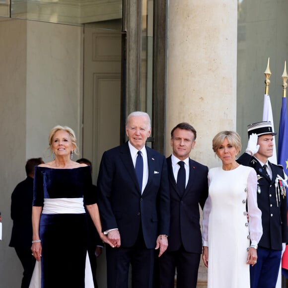 Brigitte Macron était particulièrement élégante pour la réception en l'honneur des Biden.
Jill Biden et son mari Joe, Emmanuel Macron et sa femme Brigitte - Dîner d'état en l'honneur du président des Etats-Unis et sa femme au palais de l'Elysée à Paris, à l'occasion de leur visite officielle en France © Jacovides-Moreau / Bestimage 