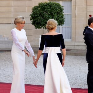 Brigitte Macron, Jill Biden, Emmanuel Macron et Joe Biden - Dîner d'état en l'honneur du président des Etats-Unis et sa femme au palais de l'Elysée à Paris, à l'occasion de leur visite officielle en France. Le 8 juin 2024 © Jacovides-Moreau / Bestimage 