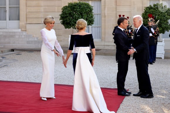 Brigitte Macron, Jill Biden, Emmanuel Macron et Joe Biden - Dîner d'état en l'honneur du président des Etats-Unis et sa femme au palais de l'Elysée à Paris, à l'occasion de leur visite officielle en France. Le 8 juin 2024 © Jacovides-Moreau / Bestimage 