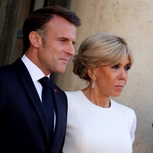 Le couple Macron avait organisé une réception en l'honneur de leurs invités. 
Emmanuel Macron et sa femme Brigitte - Dîner d'état en l'honneur du président des Etats-Unis et sa femme au palais de l'Elysée à Paris, à l'occasion de leur visite officielle en France. Le 8 juin 2024 © Jacovides-Moreau / Bestimage 