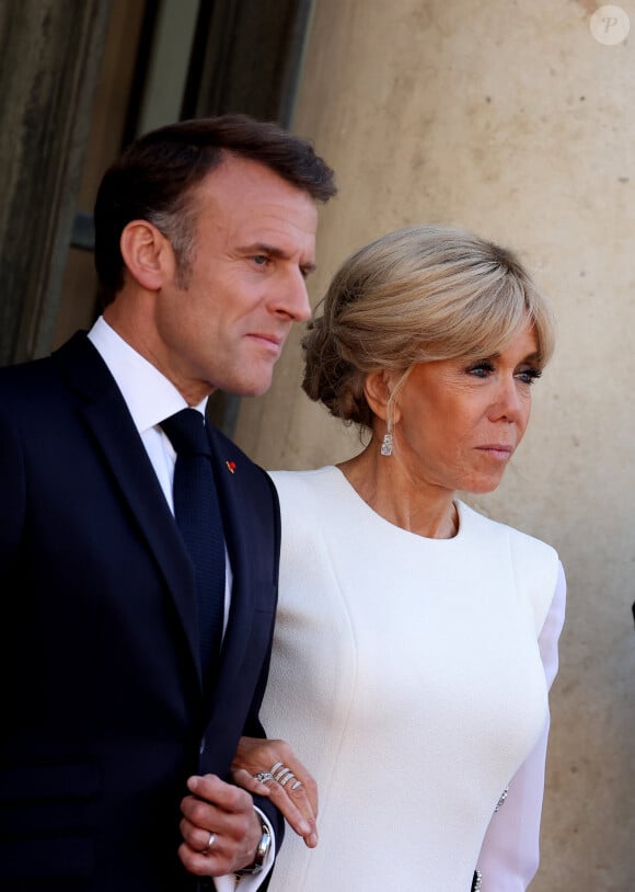 Le couple Macron avait organisé une réception en l'honneur de leurs invités. 
Emmanuel Macron et sa femme Brigitte - Dîner d'état en l'honneur du président des Etats-Unis et sa femme au palais de l'Elysée à Paris, à l'occasion de leur visite officielle en France. Le 8 juin 2024 © Jacovides-Moreau / Bestimage 