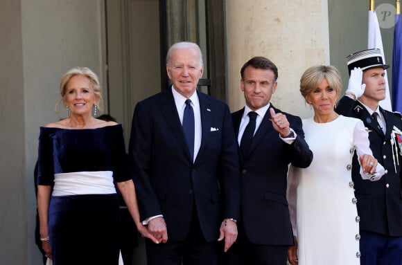 Et ils ont passé une soirée pleine de chic ! 
Jill Biden et son mari Joe, Emmanuel Macron et sa femme Brigitte - Dîner d'état en l'honneur du président des Etats-Unis et sa femme au palais de l'Elysée à Paris, à l'occasion de leur visite officielle en France. Le 8 juin 2024 © Jacovides-Moreau / Bestimage 