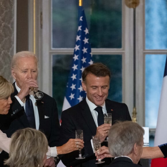 Le président Emmanuel Macron et sa femme Brigitte avec le président des Etats-Unis Joe Biden et sa femme Jill lors du dîner d'Etat au Palais de l'Elysée à Paris le 8 juin 2024. © Eric Tschaen/Pool/Bestimage