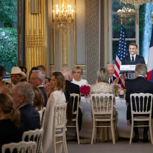 Le président Emmanuel Macron et sa femme Brigitte avec le président des Etats-Unis Joe Biden et sa femme Jill lors du dîner d'Etat au Palais de l'Elysée à Paris le 8 juin 2024. © Eric Tschaen/Pool/Bestimage