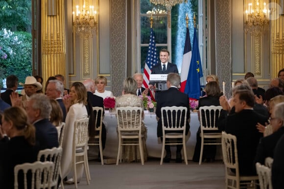 Le président Emmanuel Macron et sa femme Brigitte avec le président des Etats-Unis Joe Biden et sa femme Jill lors du dîner d'Etat au Palais de l'Elysée à Paris le 8 juin 2024. © Eric Tschaen/Pool/Bestimage
