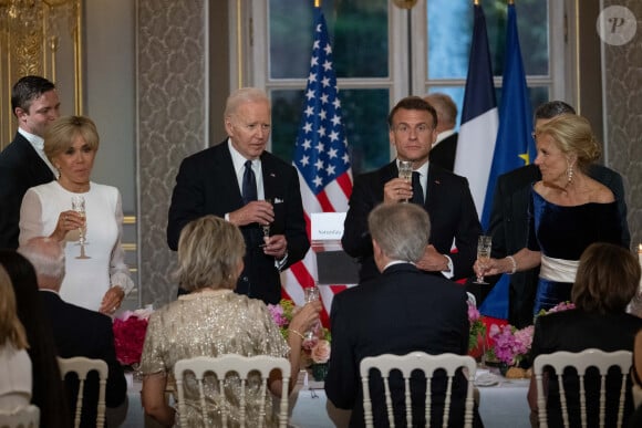 Le président Emmanuel Macron et sa femme Brigitte avec le président des Etats-Unis Joe Biden et sa femme Jill lors du dîner d'Etat au Palais de l'Elysée à Paris le 8 juin 2024. © Eric Tschaen/Pool/Bestimage