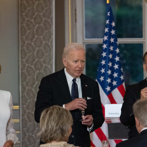 Le président Emmanuel Macron et sa femme Brigitte avec le président des Etats-Unis Joe Biden et sa femme Jill lors du dîner d'Etat au Palais de l'Elysée à Paris le 8 juin 2024. © Eric Tschaen/Pool/Bestimage