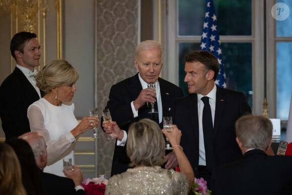 Le président Emmanuel Macron et sa femme Brigitte avec le président des Etats-Unis Joe Biden et sa femme Jill lors du dîner d'Etat au Palais de l'Elysée à Paris le 8 juin 2024. © Eric Tschaen/Pool/Bestimage