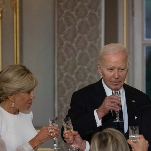 Le président Emmanuel Macron et sa femme Brigitte avec le président des Etats-Unis Joe Biden et sa femme Jill lors du dîner d'Etat au Palais de l'Elysée à Paris le 8 juin 2024. © Eric Tschaen/Pool/Bestimage