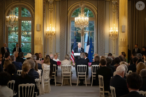 Le président Emmanuel Macron et sa femme Brigitte avec le président des Etats-Unis Joe Biden et sa femme Jill lors du dîner d'Etat au Palais de l'Elysée à Paris le 8 juin 2024. © Eric Tschaen/Pool/Bestimage