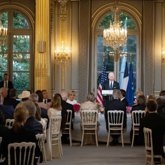 Le président Emmanuel Macron et sa femme Brigitte avec le président des Etats-Unis Joe Biden et sa femme Jill lors du dîner d'Etat au Palais de l'Elysée à Paris le 8 juin 2024. © Eric Tschaen/Pool/Bestimage