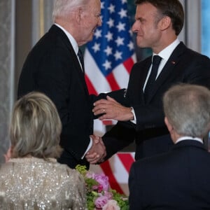 Le président Emmanuel Macron et sa femme Brigitte avec le président des Etats-Unis Joe Biden et sa femme Jill lors du dîner d'Etat au Palais de l'Elysée à Paris le 8 juin 2024. © Eric Tschaen/Pool/Bestimage