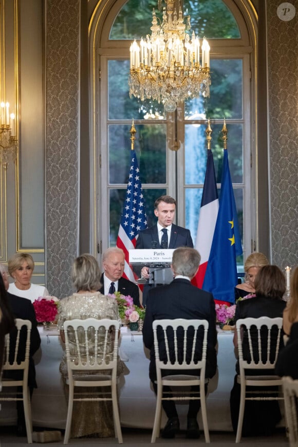 Le président Emmanuel Macron et sa femme Brigitte avec le président des Etats-Unis Joe Biden et sa femme Jill lors du dîner d'Etat au Palais de l'Elysée à Paris le 8 juin 2024. © Eric Tschaen/Pool/Bestimage