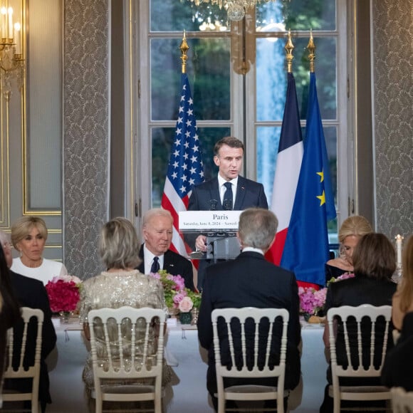 Le président Emmanuel Macron et sa femme Brigitte avec le président des Etats-Unis Joe Biden et sa femme Jill lors du dîner d'Etat au Palais de l'Elysée à Paris le 8 juin 2024. © Eric Tschaen/Pool/Bestimage