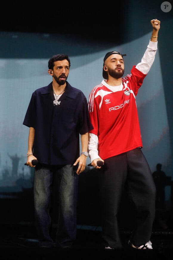 Patricia, la maman des deux juges de The Voice, est apparue très touchée, vêtue d'une robe à fleurs rouge.
Bigflo et Oli (Florian et Olivio Ordonez) pendant leur concert la Défense Arena à Nanterre, France, le 8 décembre 2023. © Christophe Clovis / Bestimage