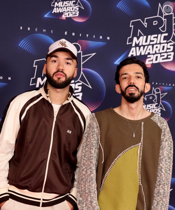  Tandis que leur maman, trop émue, n'a pas réussi à prendre la parole, Oli a lancé : "Pour la patronne, allez !" ce qui a entraîné une acclamation entonnée par tout le Stadium.
Bigflo et Oli (Florian et Olivio Ordoñez) au photocall de la 25ème cérémonie des "NRJ Music Awards (NMA)" au palais des Festivals et des Congrès de Cannes, France, le 10 novembre 2023. © Dominique Jacovides/Bestimage 