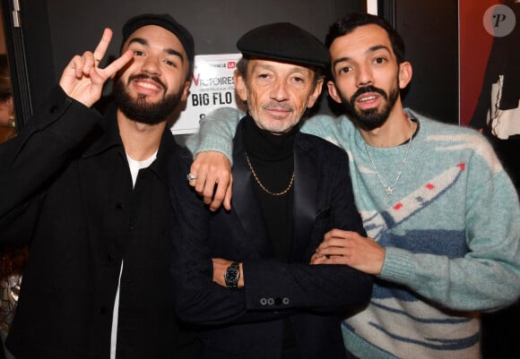 Bigflo et Oli avec leur père Fabian Ordonez en backstage de la 38ème cérémonie des Victoires de la musique à la Seine musicale de Boulogne-Billancourt, France, le 10 février 2023. © Moreau-Veren/Bestimage 