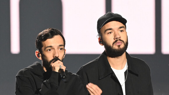 Bigflo et Oli font monter leur mère sur scène en plein concert, la raison va vous fendre le coeur : "Du Bruit pour la patronne"