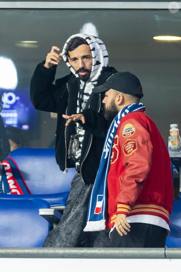 Bigflo et Oli dans les tribunes lors du match de la 5ème et avant-dernière journée de Ligue des nations entre la France et l'Autriche (2-0) au Stade de France à Saint-Denis le 22 septembre 2022.