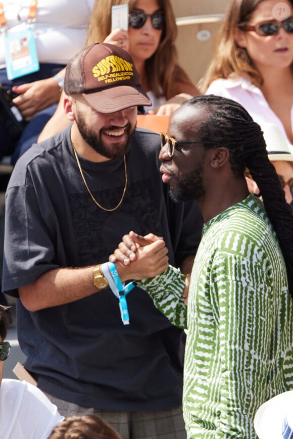 Olivier Ordonez (Oli du duo Bigflo et Oli) et Youssoupha dans les tribunes lors des Internationaux de France de Tennis de Roland Garros 2023. Paris, le 7 juin 2023. © Jacovides / Moreau / Bestimage