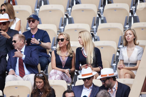 Charles et Camilla de Bourbon des Deux Siciles étaient avec leurs filles Maria Chiara et Maria Carolina
Charles et Camilla de Bourbon des Deux Siciles et leurs filles Maria Chiara et Maria Carolina - Célébrités dans les tribunes de la finale homme des Internationaux de France de tennis de Roland Garros 2024 à Paris le 9 juin 2024. © Jacovides-Moreau/Bestimage 