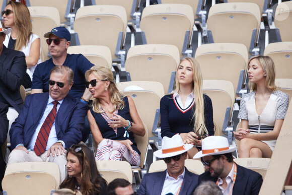 Charles et Camilla de Bourbon des Deux Siciles et leurs filles Maria Chiara et Maria Carolina - Célébrités dans les tribunes de la finale homme des Internationaux de France de tennis de Roland Garros 2024 à Paris le 9 juin 2024. © Jacovides-Moreau/Bestimage 