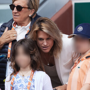 Amélie Mauresmo et ses enfants, Aaron et Ayla - Célébrités dans les tribunes de la finale homme des Internationaux de France de tennis de Roland Garros 2024 à Paris le 9 juin 2024. © Jacovides-Moreau/Bestimage 