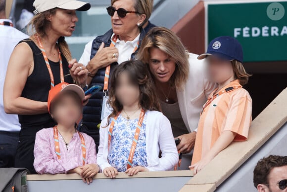 Amélie Mauresmo et ses enfants, Aaron et Ayla - Célébrités dans les tribunes de la finale homme des Internationaux de France de tennis de Roland Garros 2024 à Paris le 9 juin 2024. © Jacovides-Moreau/Bestimage 