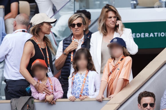 La directrice du tournoi, très occupée, a néanmoins trouvé le temps de profiter avec ses 2 enfants Aaron et Ayla
Amélie Mauresmo et ses enfants, Aaron et Ayla - Célébrités dans les tribunes de la finale homme des Internationaux de France de tennis de Roland Garros 2024 à Paris le 9 juin 2024. © Jacovides-Moreau/Bestimage 