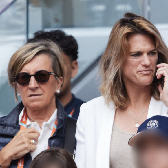 La directrice du tournoi, très occupée, a néanmoins trouvé le temps de profiter avec ses 2 enfants Aaron et Ayla
Amélie Mauresmo et ses enfants, Aaron et Ayla - Célébrités dans les tribunes de la finale homme des Internationaux de France de tennis de Roland Garros 2024 à Paris le 9 juin 2024. © Jacovides-Moreau/Bestimage 