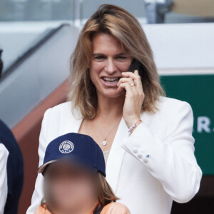 Amélie Mauresmo a assisté à la grande finale de Roland-Garros
Amélie Mauresmo et ses enfants, Aaron et Ayla - Célébrités dans les tribunes de la finale homme des Internationaux de France de tennis de Roland Garros à Paris. © Jacovides-Moreau/Bestimage 