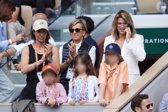 Amélie Mauresmo a assisté à la grande finale de Roland-Garros
Amélie Mauresmo et ses enfants, Aaron et Ayla - Célébrités dans les tribunes de la finale homme des Internationaux de France de tennis de Roland Garros à Paris. © Jacovides-Moreau/Bestimage 