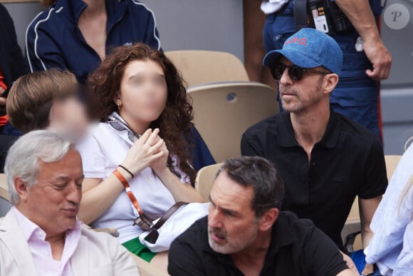 Calogero - Célébrités dans les tribunes de la finale homme des Internationaux de France de tennis de Roland Garros 2024 à Paris le 9 juin 2024. © Jacovides-Moreau/Bestimage 