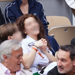 Calogero - Célébrités dans les tribunes de la finale homme des Internationaux de France de tennis de Roland Garros 2024 à Paris le 9 juin 2024. © Jacovides-Moreau/Bestimage 