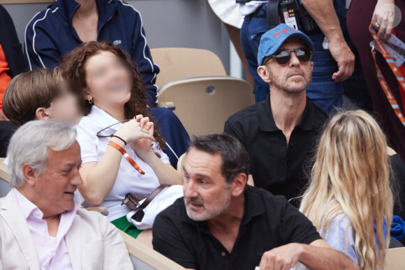 Calogero - Célébrités dans les tribunes de la finale homme des Internationaux de France de tennis de Roland Garros 2024 à Paris le 9 juin 2024. © Jacovides-Moreau/Bestimage 