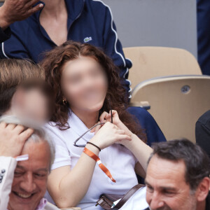 Calogero - Célébrités dans les tribunes de la finale homme des Internationaux de France de tennis de Roland Garros 2024 à Paris le 9 juin 2024. © Jacovides-Moreau/Bestimage 