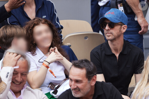 Calogero - Célébrités dans les tribunes de la finale homme des Internationaux de France de tennis de Roland Garros 2024 à Paris le 9 juin 2024. © Jacovides-Moreau/Bestimage 