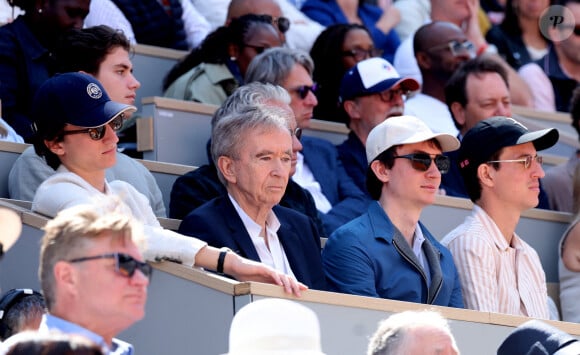 Bernard Arnault est lui aussi venu en famille, entouré de ses 3 fils : Alexandre (32 ans), Frédéric (28 ans) et Jean (26 ans)
Bernard Arnault et ses fils Frédéric, Alexandre et Jean - Célébrités dans les tribunes de la finale homme des Internationaux de France de tennis de Roland Garros 2024 à Paris le 9 juin 2024. © Jacovides-Moreau/Bestimage 