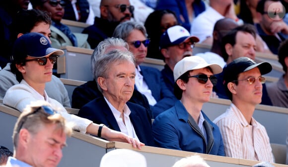 Le quatuor a laissé les affaires de côté pour profiter du spectacle
Bernard Arnault et ses fils Frédéric, Alexandre et Jean - Célébrités dans les tribunes de la finale homme des Internationaux de France de tennis de Roland Garros 2024 à Paris le 9 juin 2024. © Jacovides-Moreau/Bestimage 