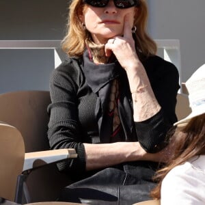 Isabelle Huppert - Célébrités dans les tribunes de la finale homme des Internationaux de France de tennis de Roland Garros 2024 à Paris le 9 juin 2024. © Jacovides-Moreau/Bestimage 