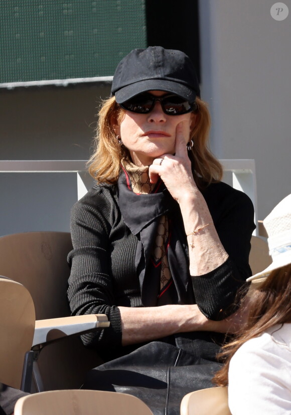 Isabelle Huppert - Célébrités dans les tribunes de la finale homme des Internationaux de France de tennis de Roland Garros 2024 à Paris le 9 juin 2024. © Jacovides-Moreau/Bestimage 