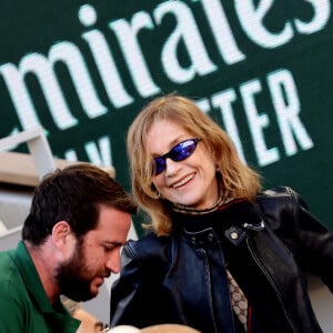 Isabelle Huppert et son petit-fils Gabriel - Célébrités dans les tribunes de la finale homme des Internationaux de France de tennis de Roland-Garros 2024 à Paris le 9 juin 2024. © Jacovides-Moreau/Bestimage 