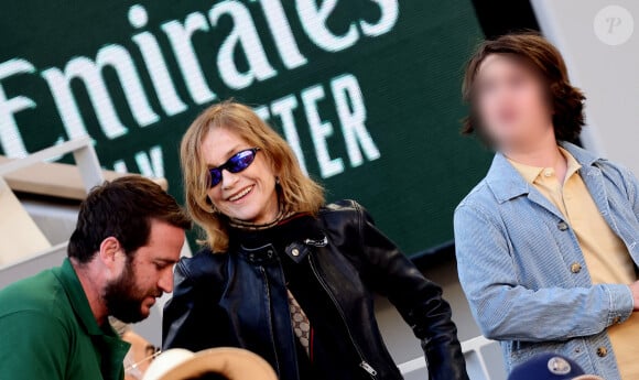 Isabelle Huppert et son petit-fils Gabriel - Célébrités dans les tribunes de la finale homme des Internationaux de France de tennis de Roland-Garros 2024 à Paris le 9 juin 2024. © Jacovides-Moreau/Bestimage 