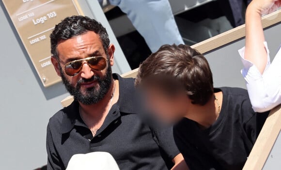 Cyril Hanouna et son fils - Célébrités dans les tribunes de la finale homme des Internationaux de France de tennis de Roland Garros 2024 à Paris le 9 juin 2024. © Jacovides-Moreau/Bestimage 